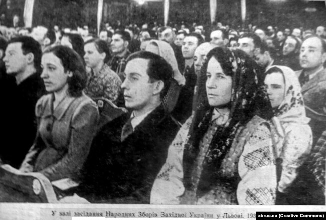 У залі засідання Народних зборів Західної України у Львові. Львів, жовтень 1939 року