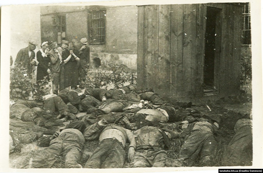 Впізнання загиблих у Бригідках. 3 липня 1941 року