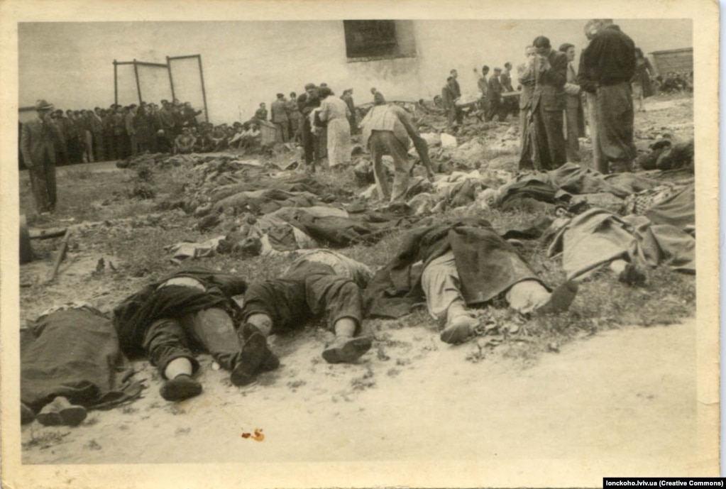 Жертви розстрілів у зовнішньому дворі тюрми на Лонцького