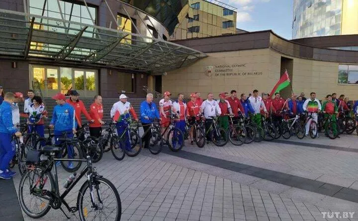 Білоруська чемпіонка, яка фанатіє від Лукашенка, нагороджувала на ЧС за участю України
