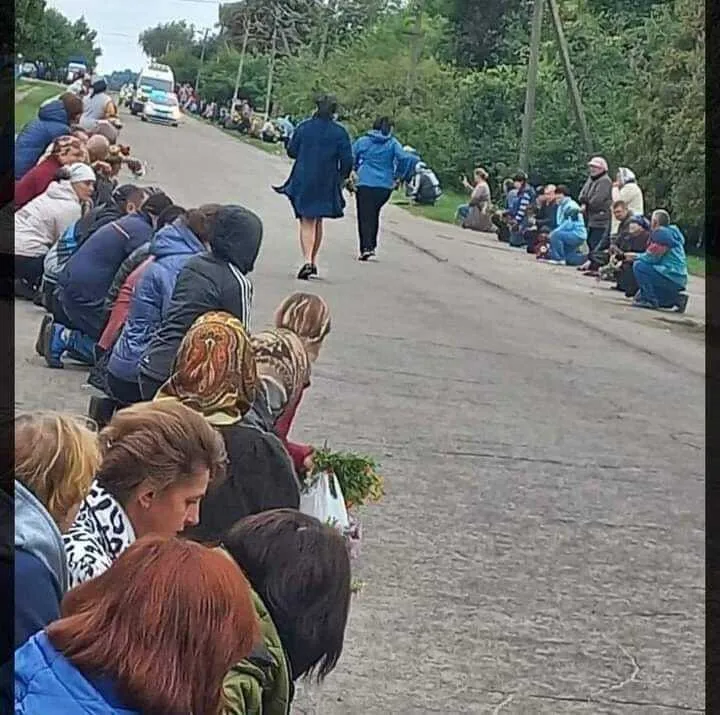 ’’Розриває серце’’: мережу вразило фото матері, яка бігла назустріч вбитому сину-захиснику України dqxikeidqxitkant