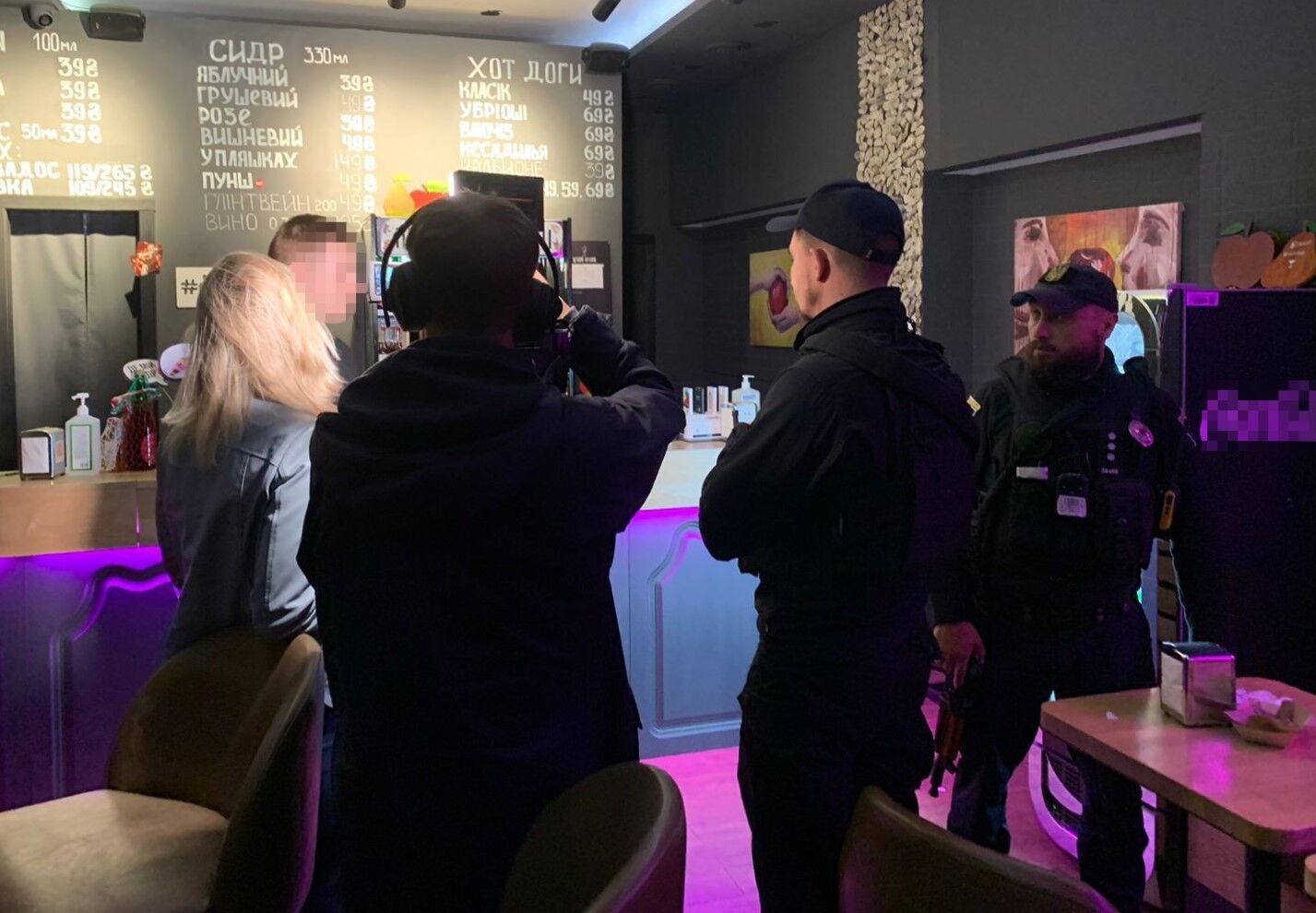 В Киеве на выходных нарушителям комендантского часа вручили более 120 повесток. Фото