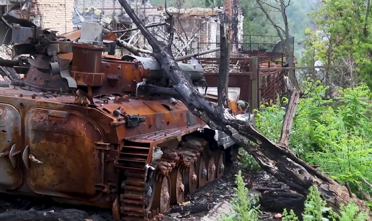 Окупанти кидали все, тікаючи: звільнене від ворога Богородичне ’’всіяне’’ ворожою технікою. Відео dqxikeidqxiqqeant