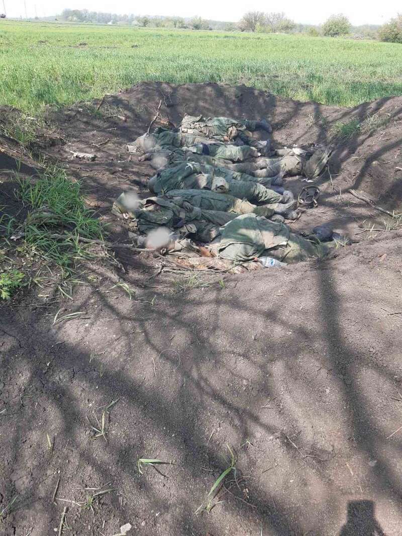 Массовое захоронение российских военных в районе украинского села Малая Рогань Харьковской области, обнаруженное местным жителем Алексеем Шаповалом. Фото: Дмитрий Дурнев / Spektr.press dqxikeidqxiqqeant