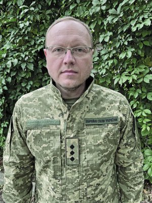 Михайло БАСАРАБ, 45 років, політолог. Народився 22 лютого 1977-го у Дрогобичі на Львівщині. Закінчив філософський факультет Національного університету імені Тараса Шевченка. Отримав диплом політолога. Ступінь кандидата політичних наук здобув в Інституті політичних і етнонаціональних досліджень імені Івана Кураса Національної академії наук. Із початку 2000-х займається політичним аналізом і комунікаційними стратегіями. Один з ініціаторів громадянських кампаній ”Ні – змінам до Конституції в умовах воєнного стану!” та ”Закрий пельку Кремлю”. Брав участь у розробленні законопроєктів щодо відсічі збройній агресії Росії та статусу окупованих територій. Був співавтором Української доктрини безпеки та миру, розробленої Стратегічною радою Руху опору капітуляції. Із початком широкомасштабного вторгнення Росії перебував у лавах територіальної оборони Києва. З червня служить у Збройних силах України, старший лейтенант. 10 років професійно займався плаванням. Одружений, має сина dqxikeidqxitkant