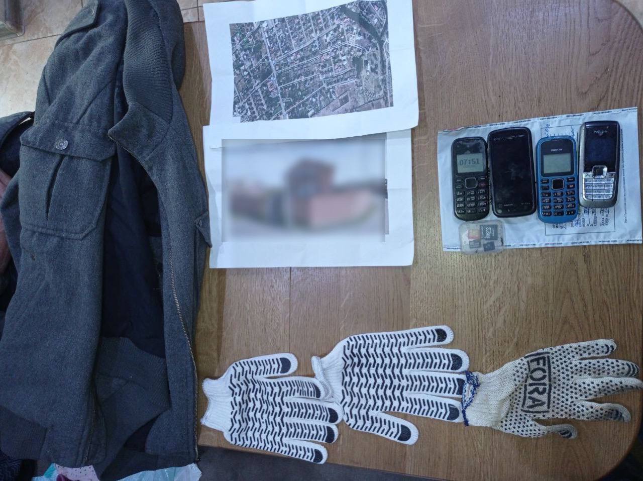 На Київщині троє чоловіків намагалися підпалити приватний будинок: ’’вирішували’’ боргові проблеми. Відео dqxikeidqxitkant