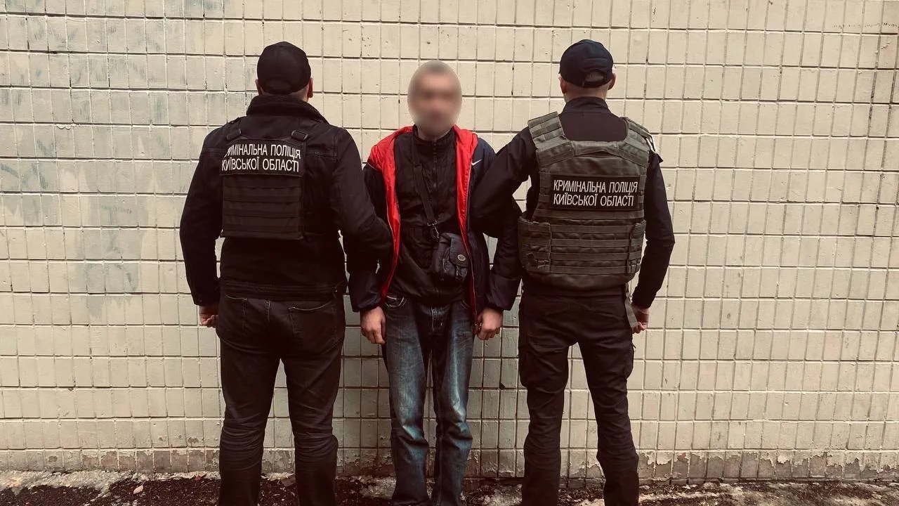 На Київщині троє чоловіків намагалися підпалити приватний будинок: ’’вирішували’’ боргові проблеми. Відео