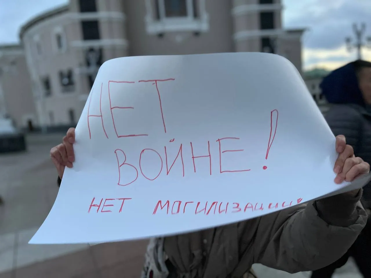 Мітинги проти мобілізації в Росії закінчилися масовими затриманнями та автозаками. Фото і відео