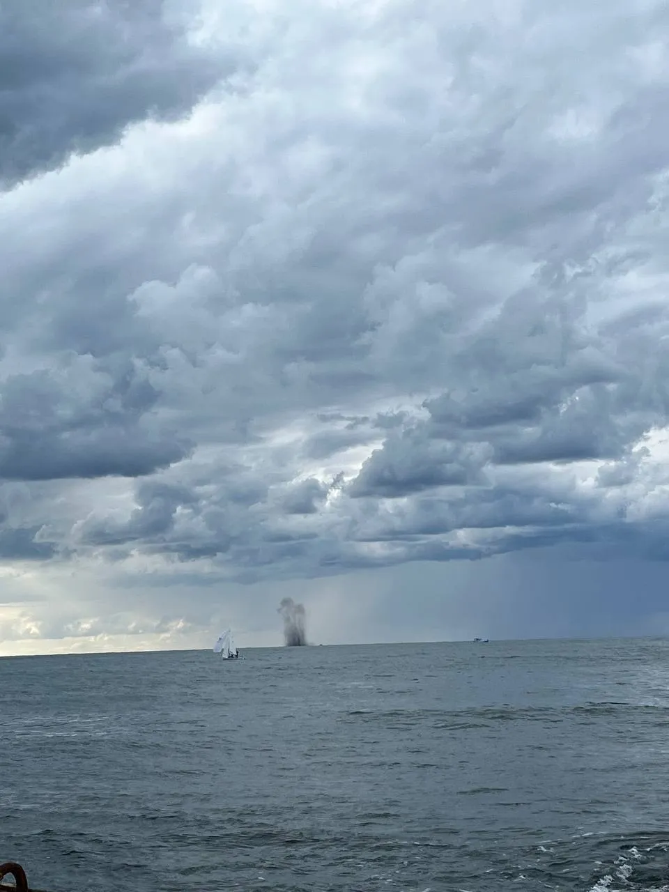 В Севастополе "хлопок", взрыв зафиксировали в море. Фото