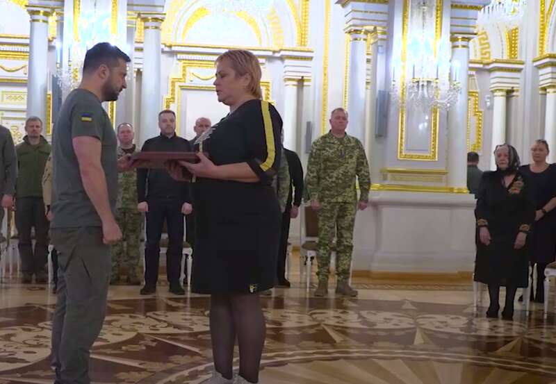 Зеленський вручив Зірку Героя українським захисникам і родинам загиблих у боях за Україну. Відео dqxikeidqxitkant