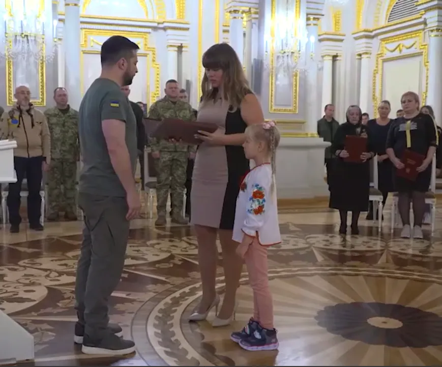 Зеленський вручив Зірку Героя українським захисникам і родинам загиблих у боях за Україну. Відео