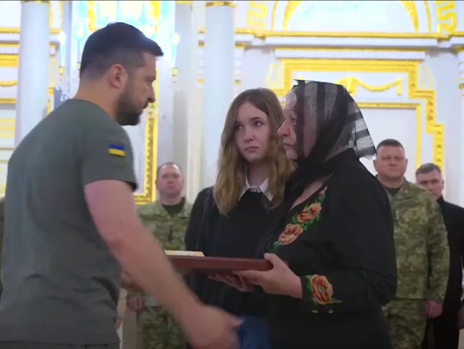 Зеленський вручив Зірку Героя українським захисникам і родинам загиблих у боях за Україну. Відео