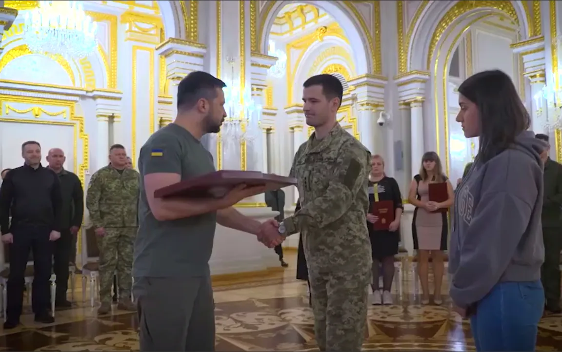 Зеленський вручив Зірку Героя українським захисникам і родинам загиблих у боях за Україну. Відео