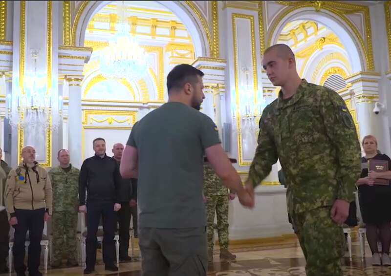 Зеленський вручив Зірку Героя українським захисникам і родинам загиблих у боях за Україну. Відео