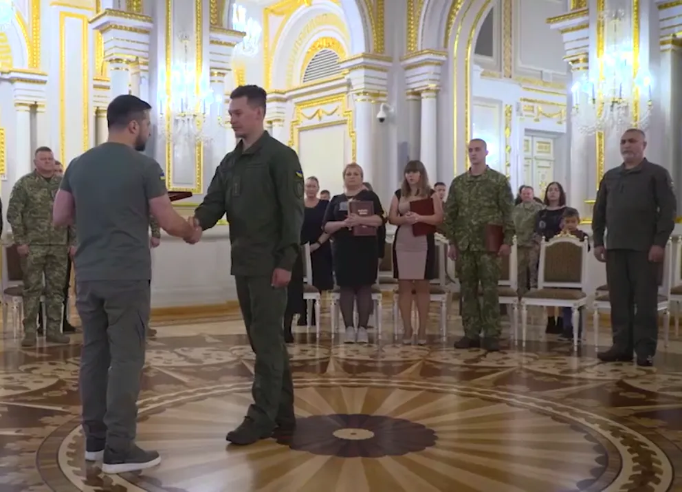 Зеленський вручив Зірку Героя українським захисникам і родинам загиблих у боях за Україну. Відео