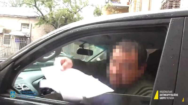 НАБУ: нардеп Кузьміних, затриманий на хабарі, викинув обвинувальний акт із вікна свого позашляховика. Відео