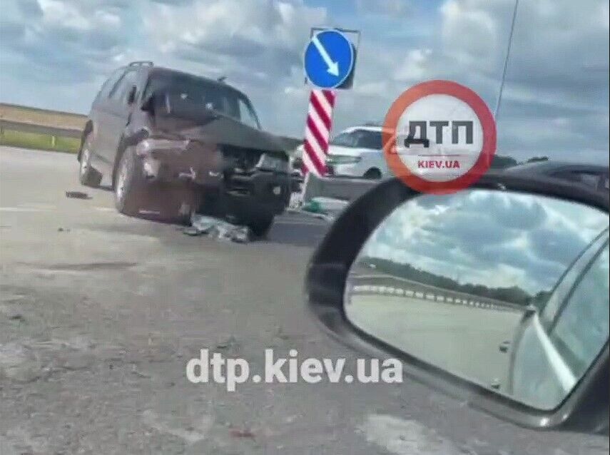 На Київщині на розвороті біля Митниці сталась аварія за участю двох авто. Відео dqxikeidqxiqqeant