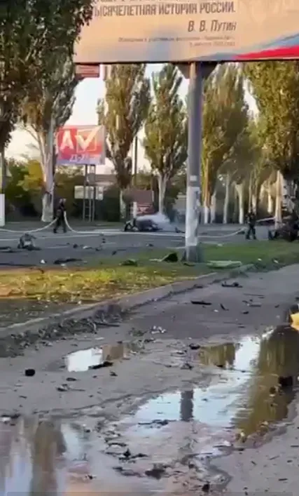 У Мелітополі пролунав гучний вибух, запалало авто. Відео з місця подій