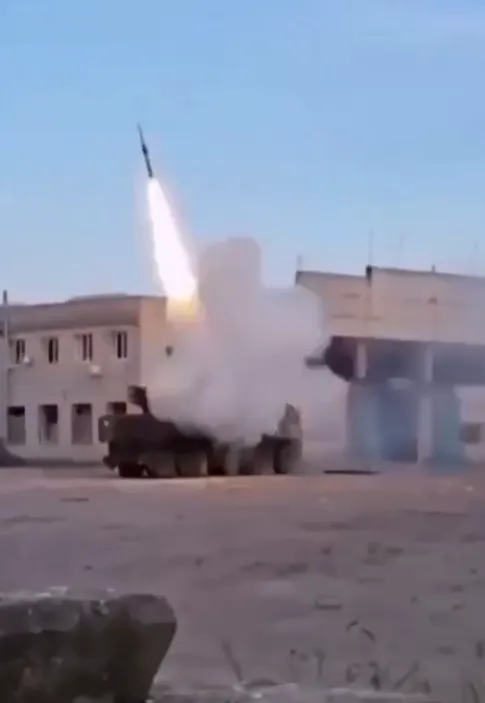 Российский ’’Панцирь’’ устроил оккупантам ’’дружеский огонь’’: эпическое видео dqxikeidqxiqqeant