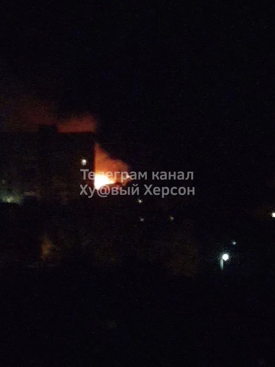 У Херсоні не можуть загасити пожежу в гуртожитку