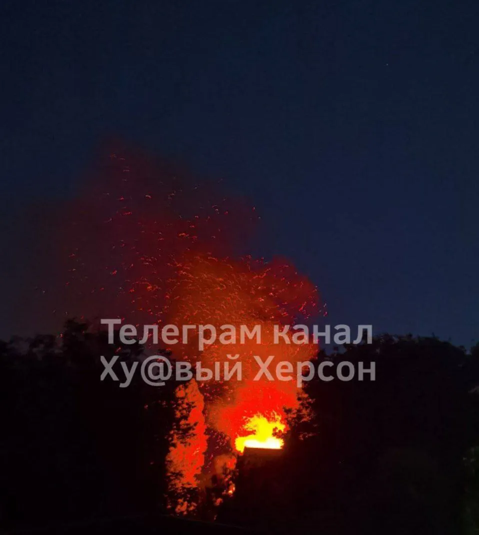 В Херсоне не могут потушить пожар в общежитии