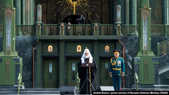 Патриарх Московский Кирилл и министр обороны России Сергей Шойгу в главном храме российских вооруженных сил в Подмосковье, 14 июля 2020 года dqxikeidqxiqqeant