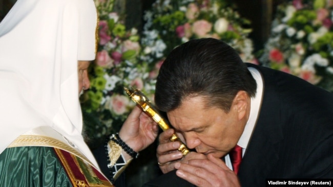 Києво-Печерська лавра. Віктор Янукович перед його інавгурацією на посаду президента України і глава РПЦ, Московський патріарх Кирило (Гундяєв). Київ, 25 лютого 2010 року