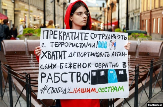 Один из ряда одиночных пикетов по правам афганских женщин. Российский Петербург, 23 августа 2021 года