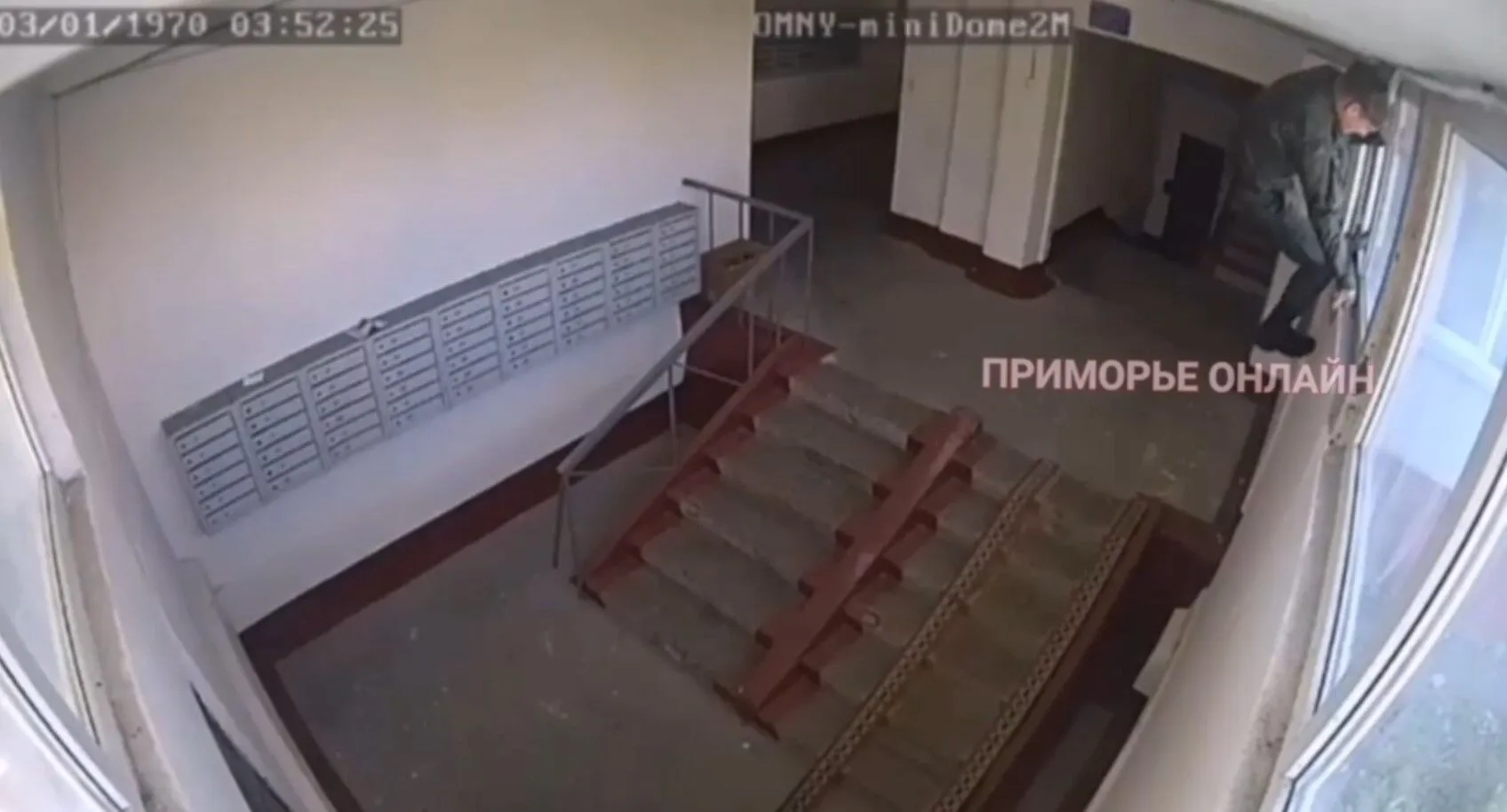 Співробітник військкомату проник у під’їзд через вікно dqxikeidqxiqqeant