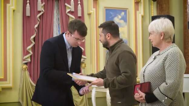 Знання – сила, а сила – перемога: Зеленський привітав педагогів із професійним святом. Відео