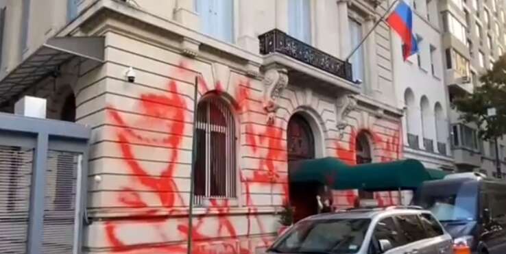 Генконсульство РФ в Нью-Йорке залили красной краской. Видео dqxikeidqxitkant