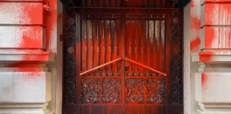 Генконсульство РФ в Нью-Йорке залили красной краской. Видео