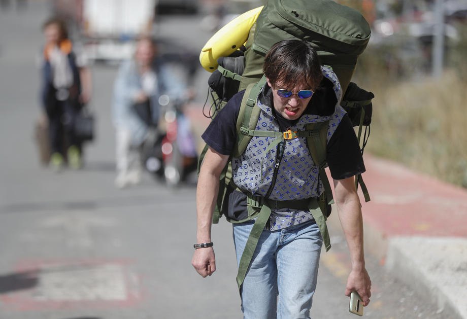 Россияне направляются в пункт пропуска на российско-грузинской границе.