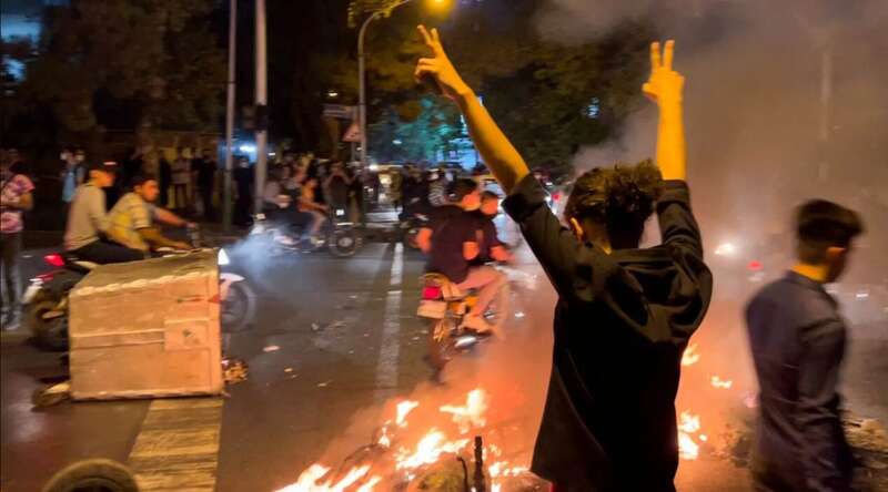 В Иране демонстранты начали курить полицейские участки и автомобили силовиков. Видео dqxikeidqxiqqeant