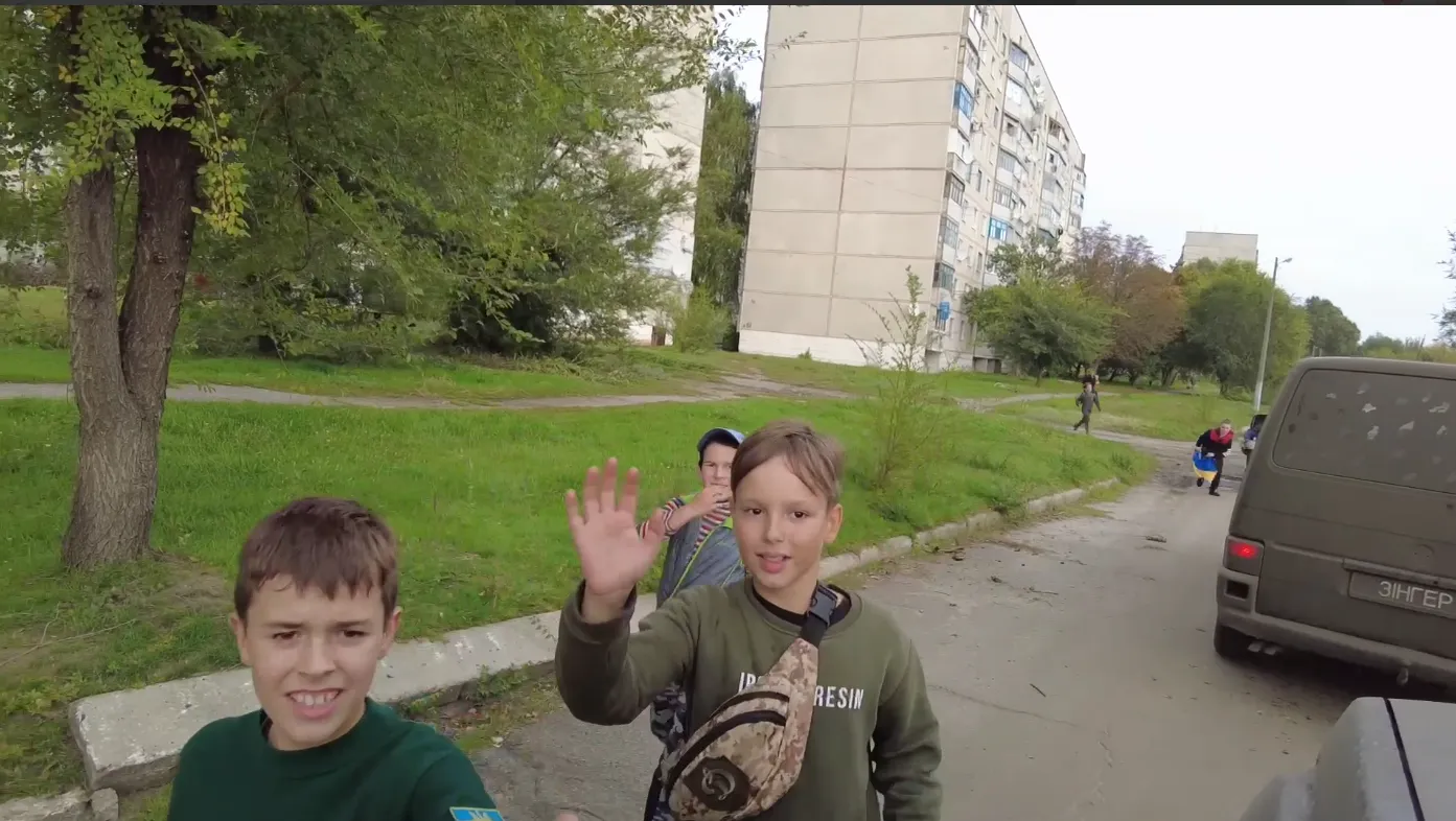С флагом в руках: как жители Харьковщины встречали украинских защитников после оккупации. Видео dqxikeidqxitkant