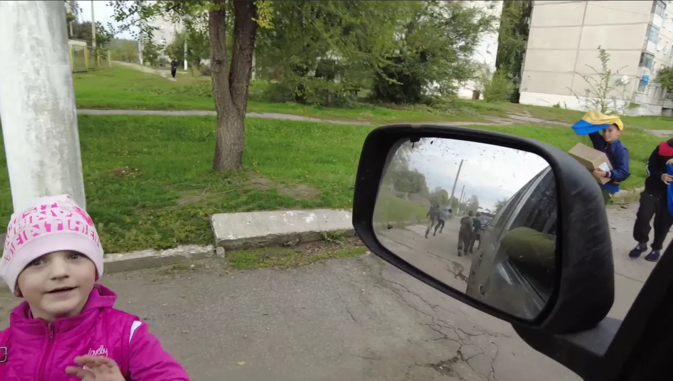 Із прапором у руках: як мешканці Харківщини зустрічали українських захисників після окупації. Відео