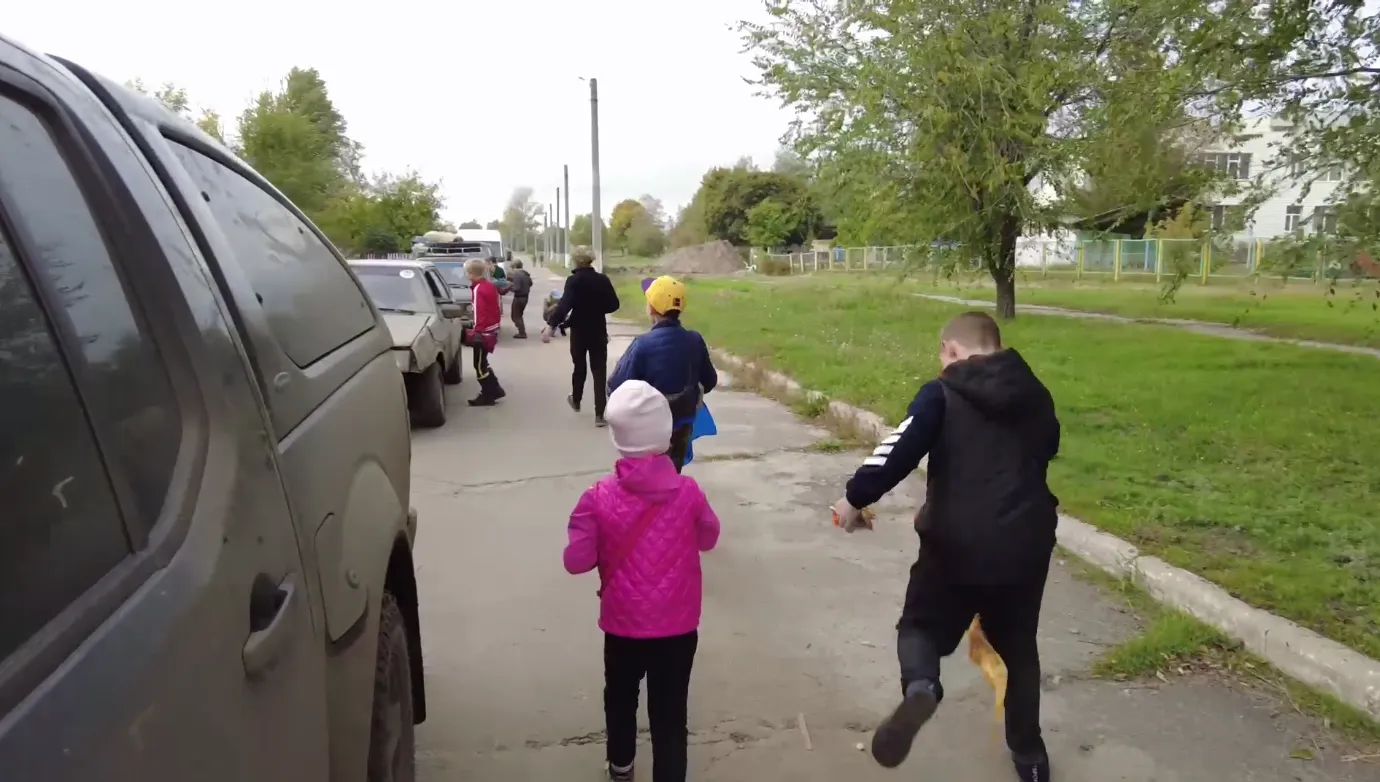 Із прапором у руках: як мешканці Харківщини зустрічали українських захисників після окупації. Відео