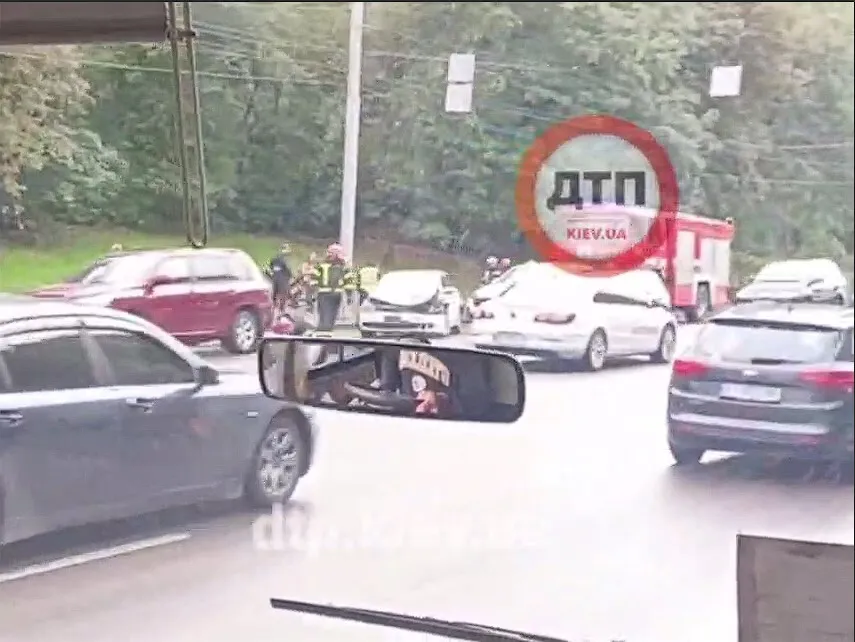 У Києві на Печерську сталась ДТП за участі двох авто: виник затор. Відео dqxikeidqxiqqeant