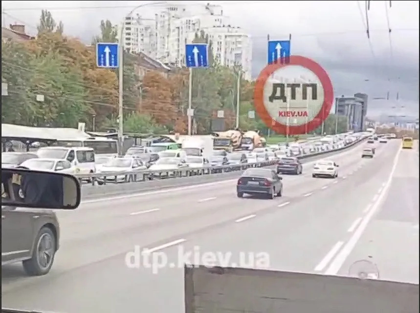 У Києві на Печерську сталась ДТП за участі двох авто: виник затор. Відео