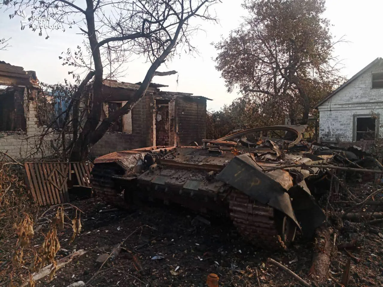 Жіночий гребінець і житомирські шкарпетки: окупанти, втікаючи з Лиману, залишили сумки із награбованим. Фото dqxikeidqxiqqeant