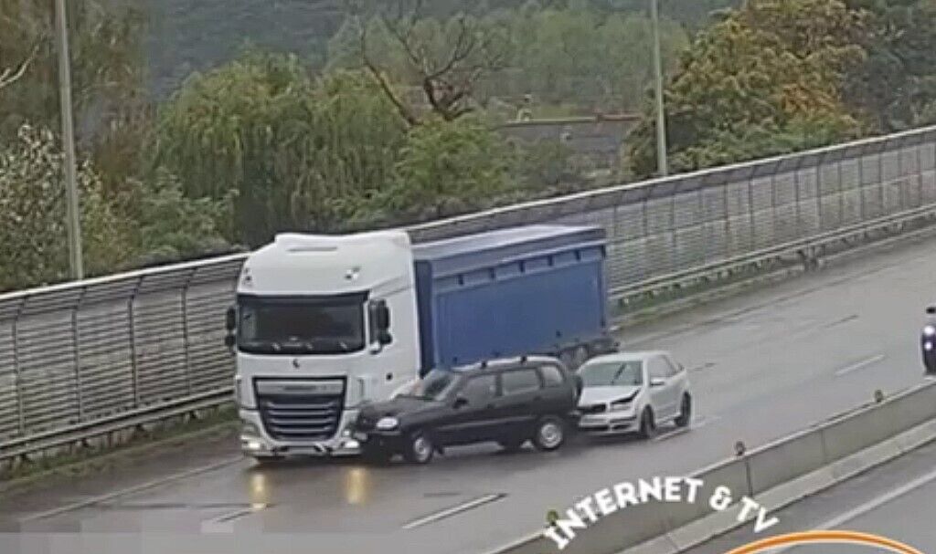 Под Киевом столкнулись две легковушки и грузовик: момент ДТП попал на видео dqxikeidqxiqqeant