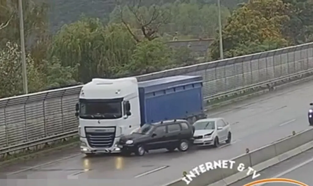 Під Києвом зіткнулися два легковики та вантажівка: момент ДТП потрапив на відео dqxikeidqxitkant