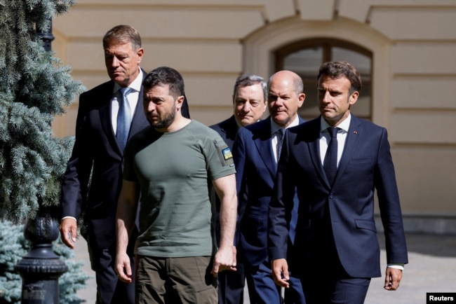 Коллективный визит в Киев. Слева направо: президент Румынии Клаус Иоханнис, президент Украины Владимир Зеленский, премьер-министр Италии Марио Драги, канцлер Германии Олаф Шольц, президент Франции Эммануэль Макрон. 16 июня 2022 года