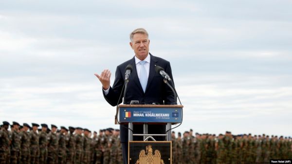 Фото: Президент Румунії Клаус Йоханніс виступає перед військовослужбовцями dqxikeidqxitkant
