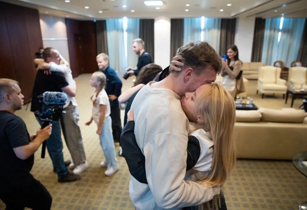 Освобожденные из плена командиры из ’’Азовстали’’ встретились со своими родными: трогательные фото dqxikeidqxiqqeant