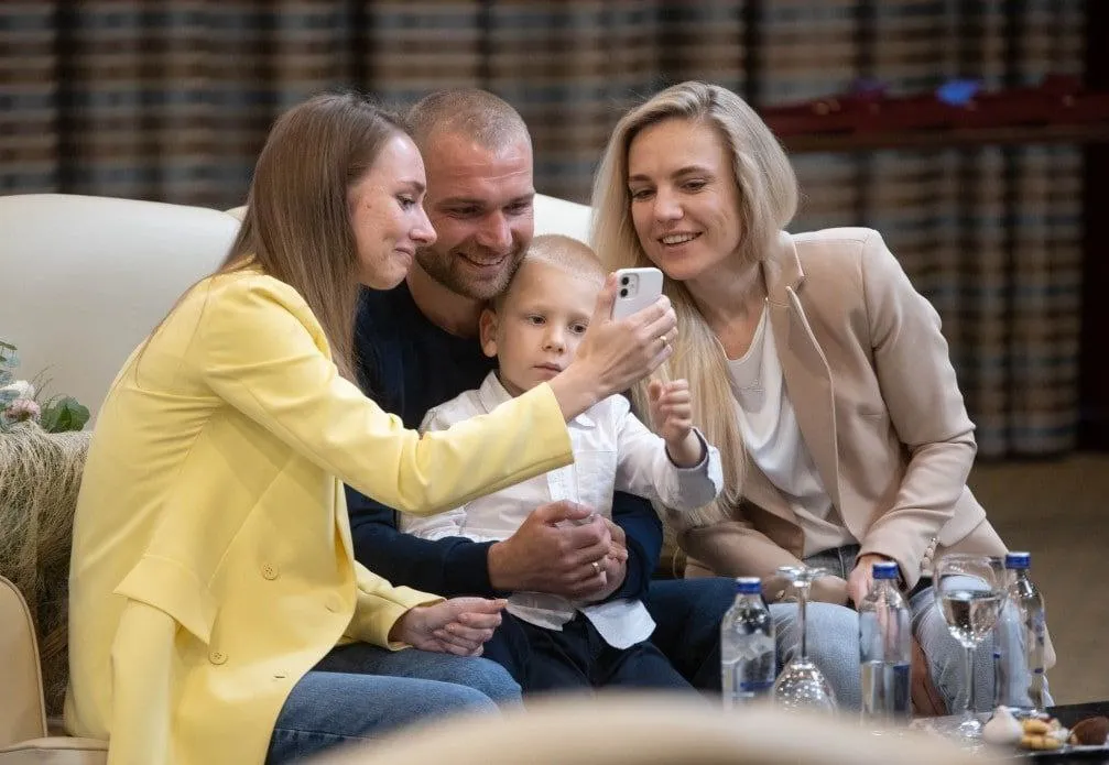 Звільнені з полону командири з ’’Азовсталі’’ зустрілися зі своїми рідними: зворушливі фото