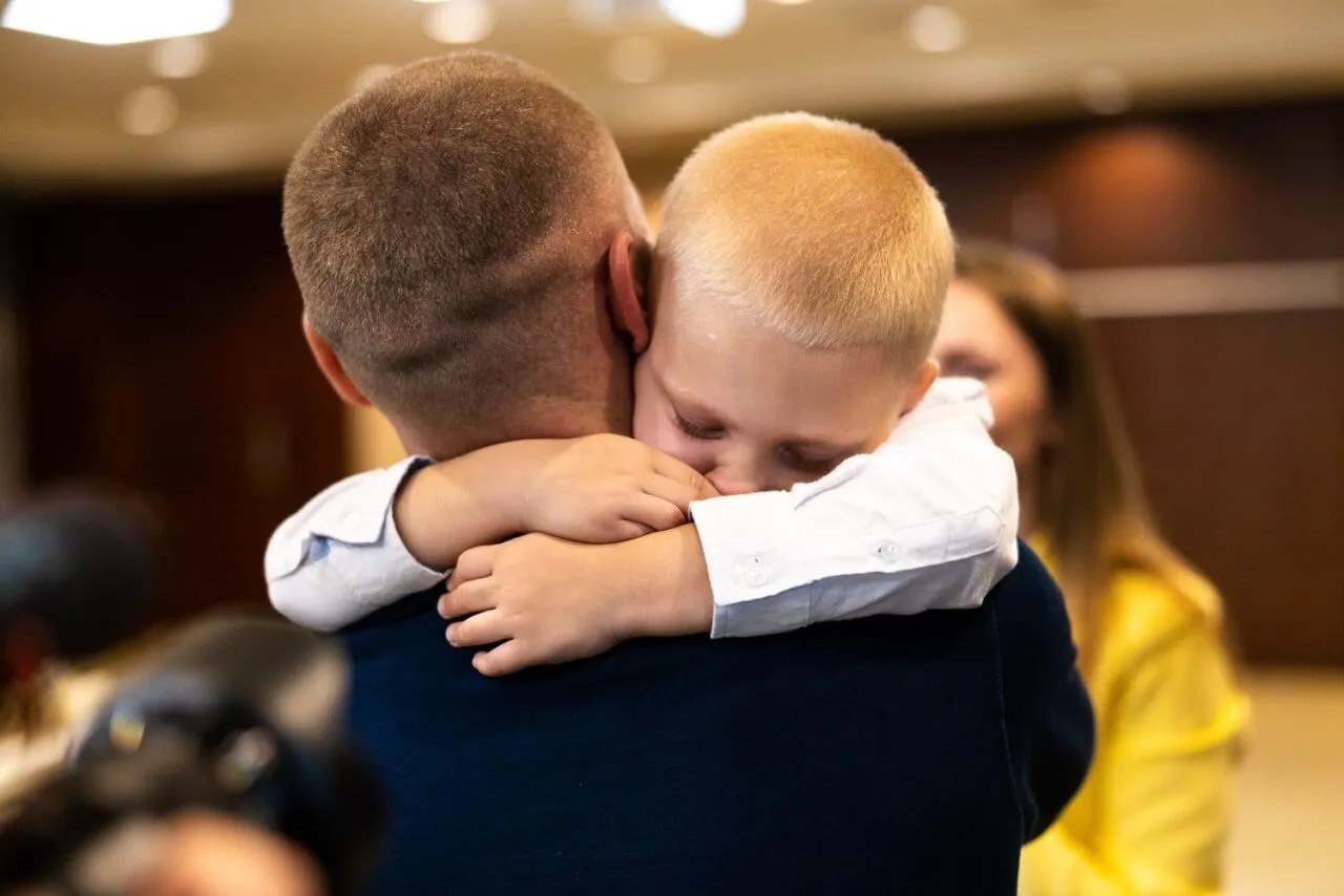 Звільнені з полону командири з ’’Азовсталі’’ зустрілися зі своїми рідними: зворушливі фото