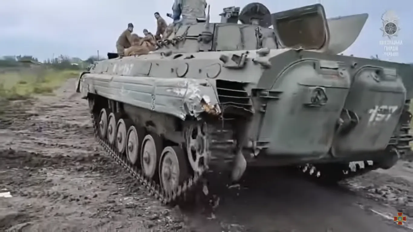 Нацгвардейцы захватили вражескую БМП