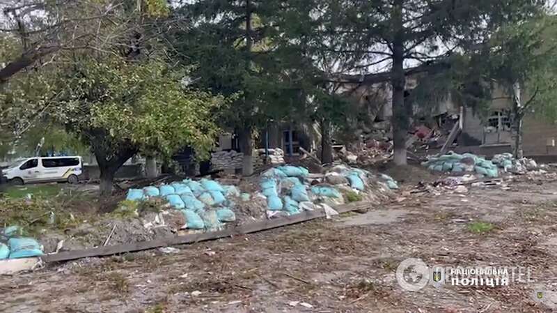 Двір під будівлею поліції у Великому Бурлуці dqxikeidqxitkant