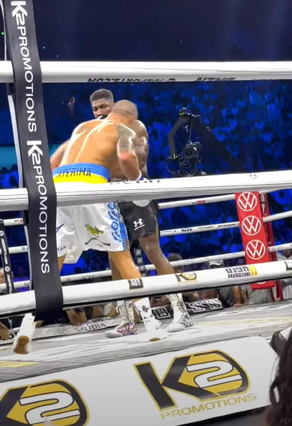 ’’Куди ти б’єш?!’’ З’явилося унікальне відео з реваншу Усик – Джошуа, зняте з кутка українця